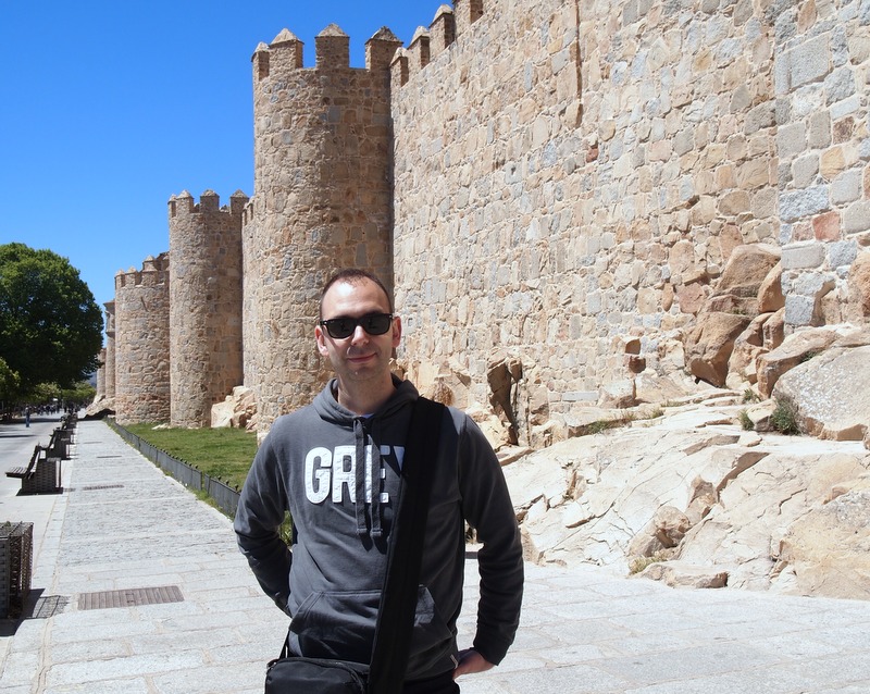 Sergio delante de la muralla de Ávila