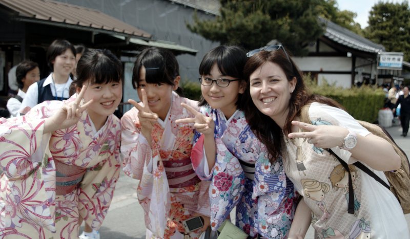 Lidia con japonesas en Kyoto