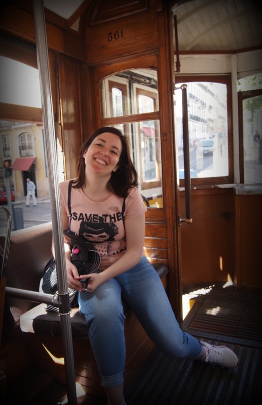 Lidia en el tranvía 28 de Lisboa