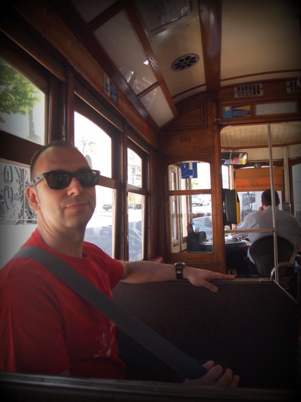 Sergio en el tranvía 28 de Lisboa