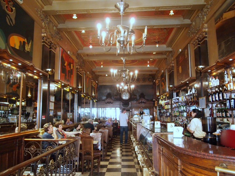 interior del Café A Brasileira en Lisboa