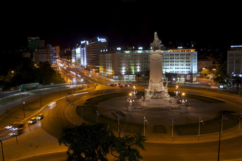 vista nocturna de la Praça Marqués de Pombal en Lisboa