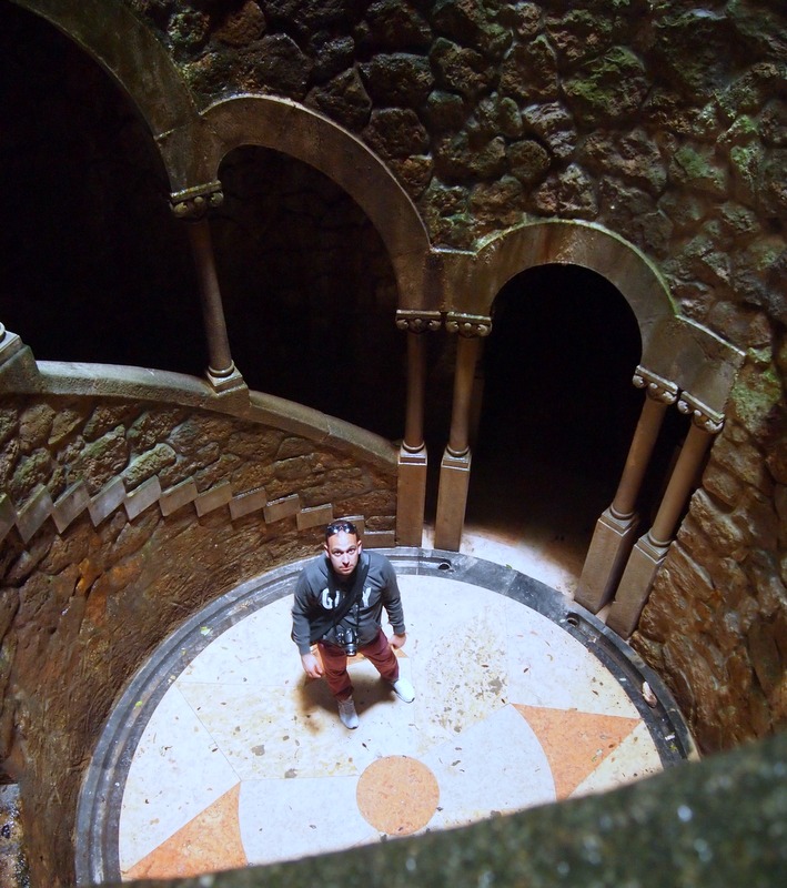Sergio en el pozo iniciático de la Quinta da Regaleira en Sintra