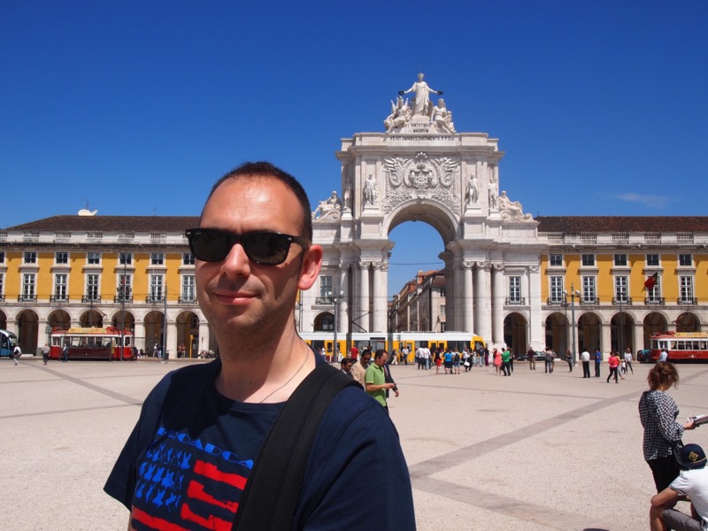 Sergio en la Praça do Comércio de Lisboa