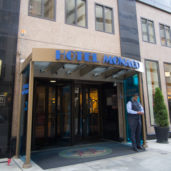 entrada del Hotel Monaco en Chicago