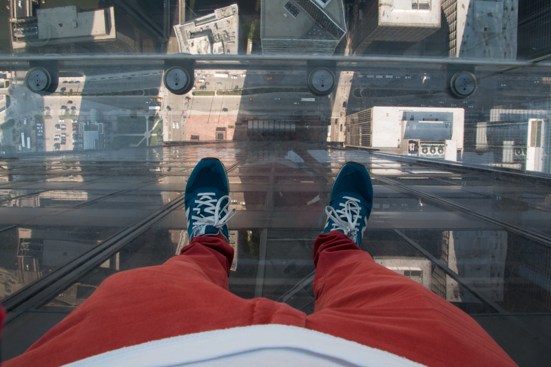 pies de Sergio sobre The Ledge de la Torre Willis de Chicago