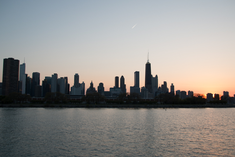 skyline de Chicago al atardecer desde el Lago Michigan