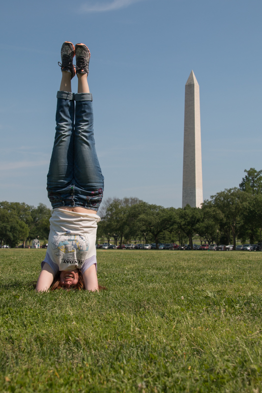 Lidia haciendo yoga con el Obelisco de Washington detras