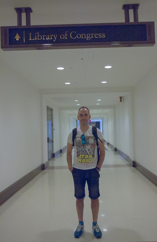 Sergio en el pasillo que va a la Biblioteca del Congreso en Washington DC