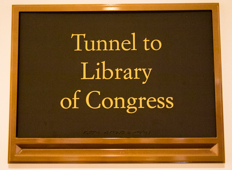 cartel del túnel que lleva del Capitolio a la Biblioteca del Congreso en Washington DC