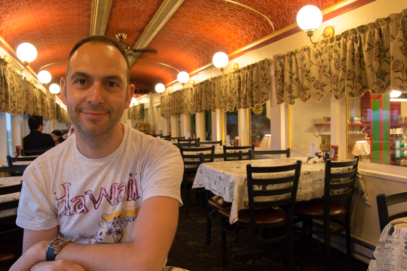 Sergio en el interior del vagón restaurante del Red Caboose en el Condado de Lancaster Pensilvania