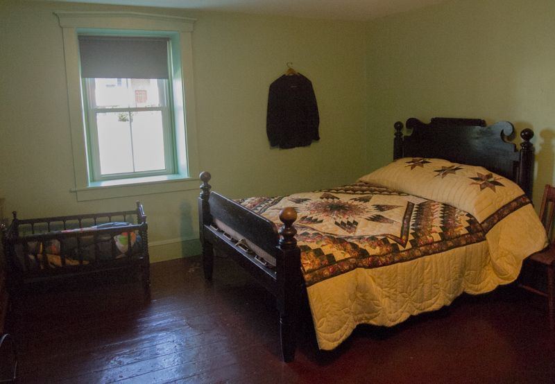 habitación de una casa amish en The Amish Village en el Condado de Lancaster 1