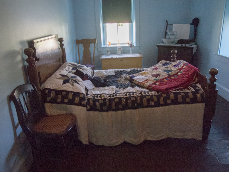 habitación de una casa amish en The Amish Village en el Condado de Lancaster 2