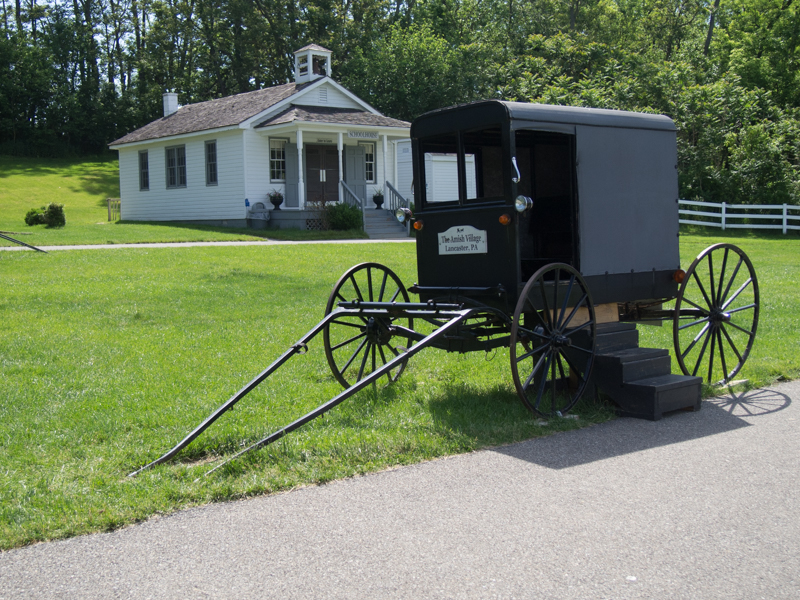 iglesia y buggy amish en The Amish Village en el Condado de Lancaster