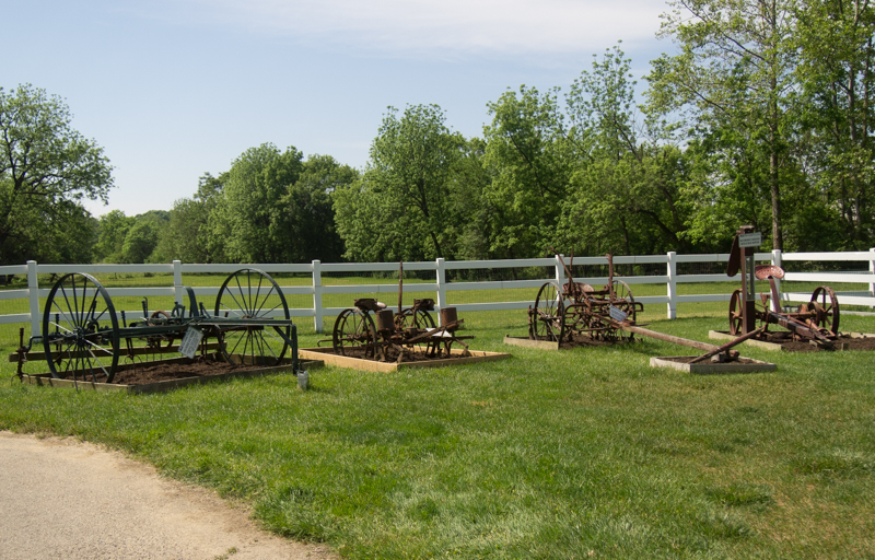 maquinas de labranza amish en The Amish Village en el Condado de Lancaster