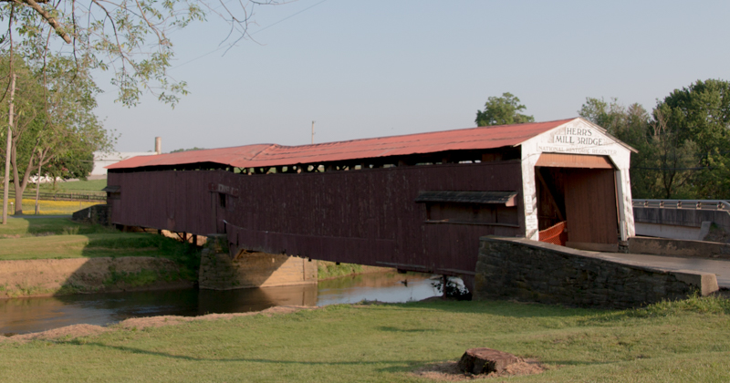 puente cubierto Herr's Mill Bridge en el Condado de Lancaster Pensilvania