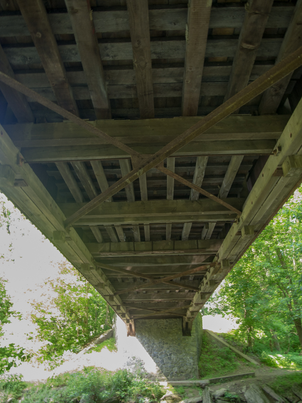 parte inferior del puente Kurt'z Covered Bridge en el Condado de Lancaster