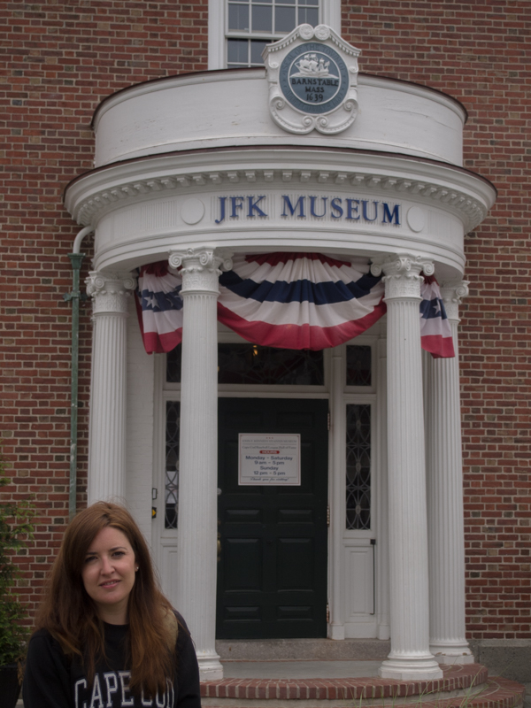 Lidia a la entrada del JFK Museum en Hyannis