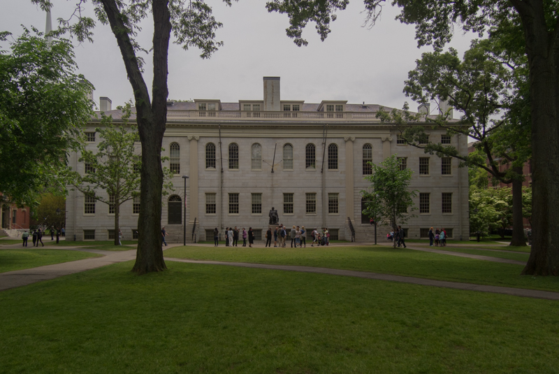 University Hall en la universidad de Harvard