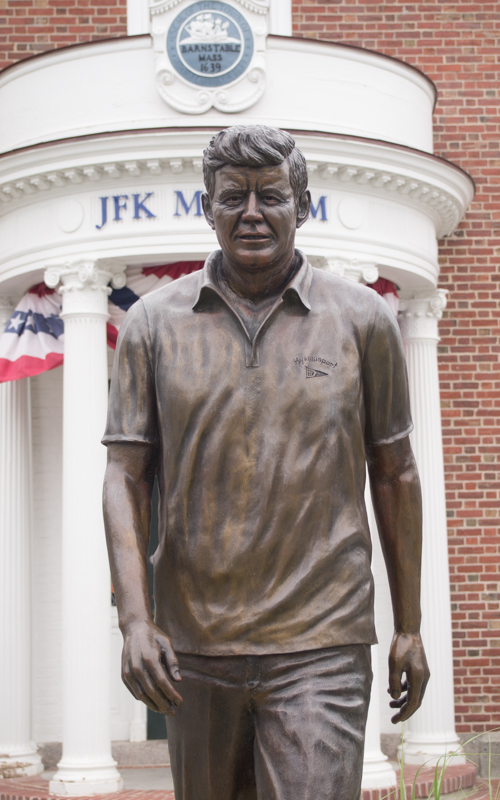 estatua de JFK a la entrada de su museo en Hyannis