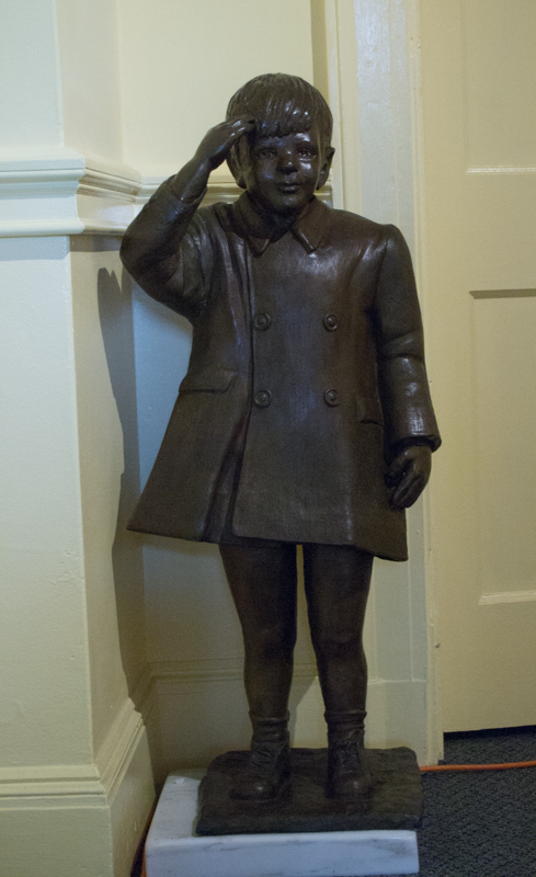 estatua de John John en el museo JFK de Hyannis
