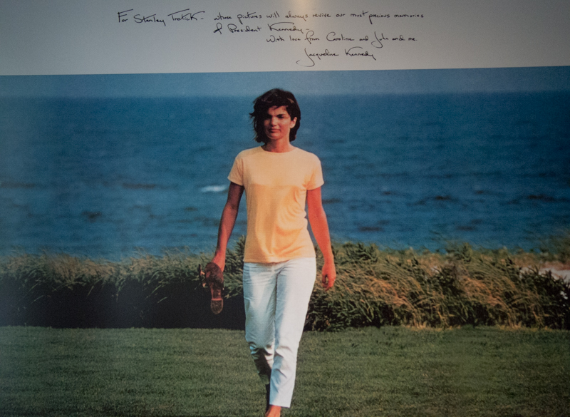 foto y dedicatoria de Jackie en el museo de JFK de Hyannis