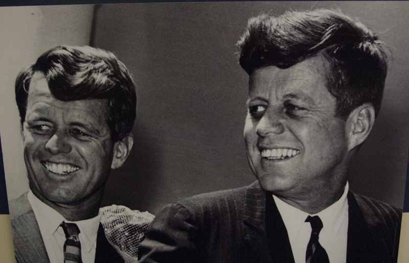 foto de John y Bobby Kennedy en el museo de Hyannis