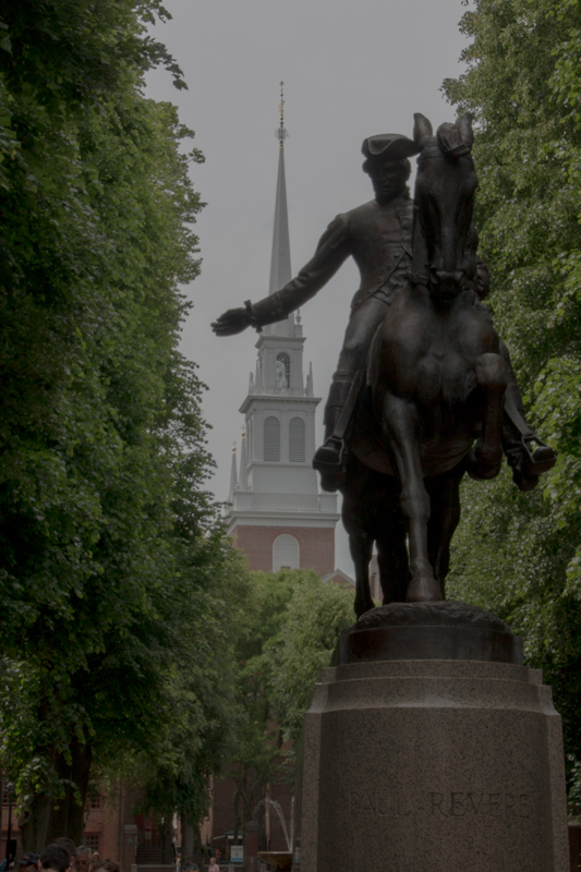 estatua de Paul Revere con la Iglesia Old North al fondo en Boston