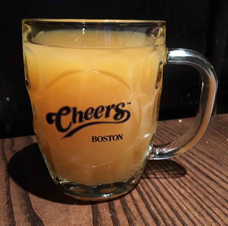 jarra de sidra en el Cheers de Boston