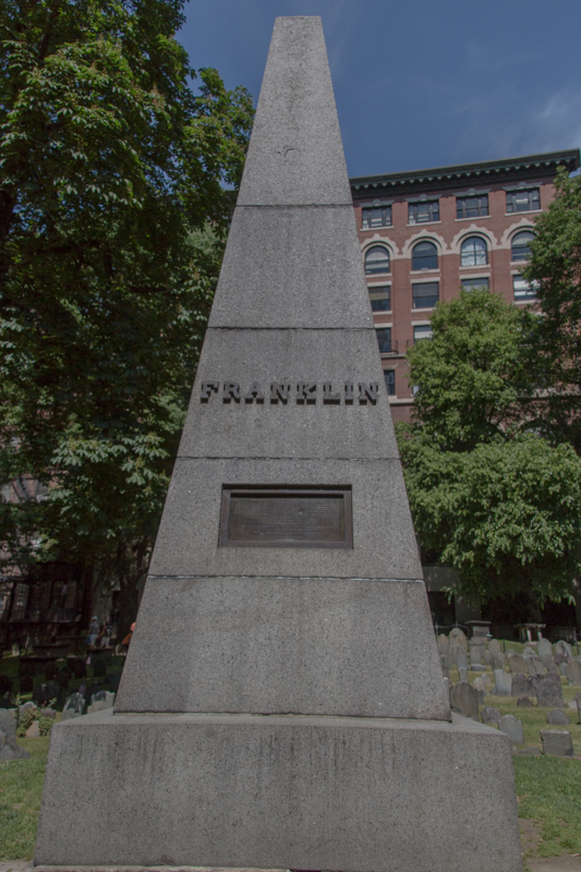 obelisco de la tumba de los padres de Benjamin Franklin en el cementerio Granary de Boston