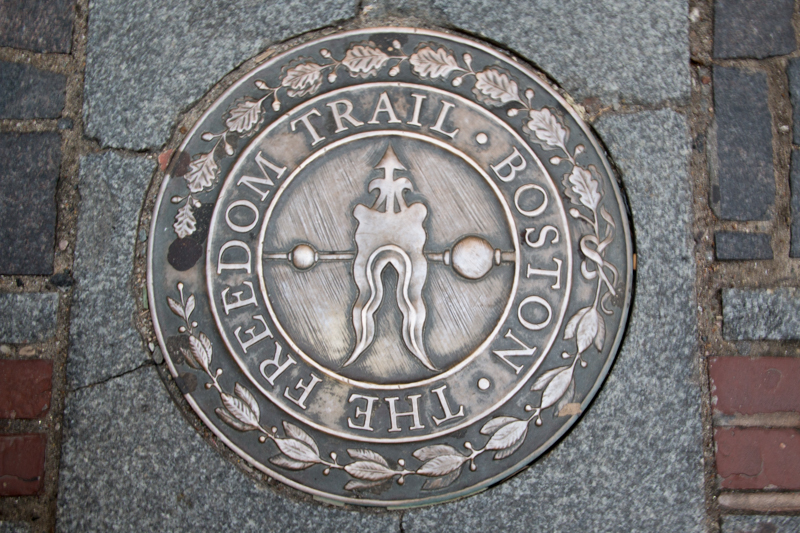 placa en el suelo del Freedom Trail de Boston