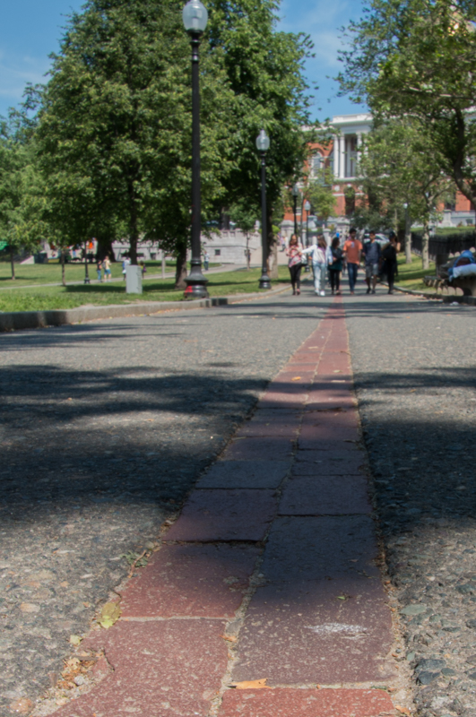 sendero de adoquines rojos del Freedom Trail en Boston