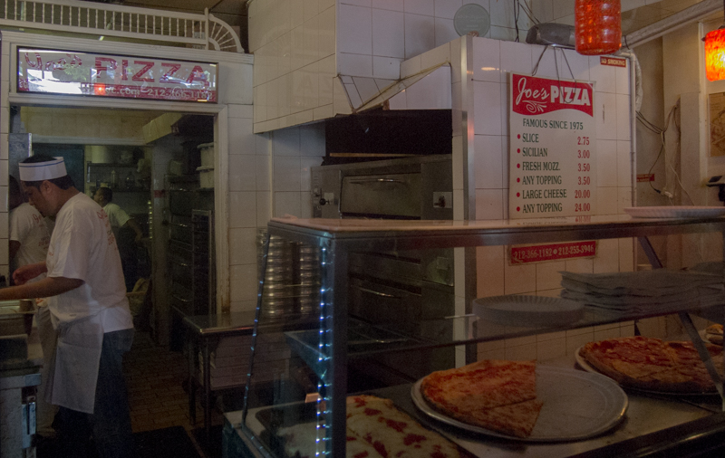 interior del Joe's Pizza de Nueva York