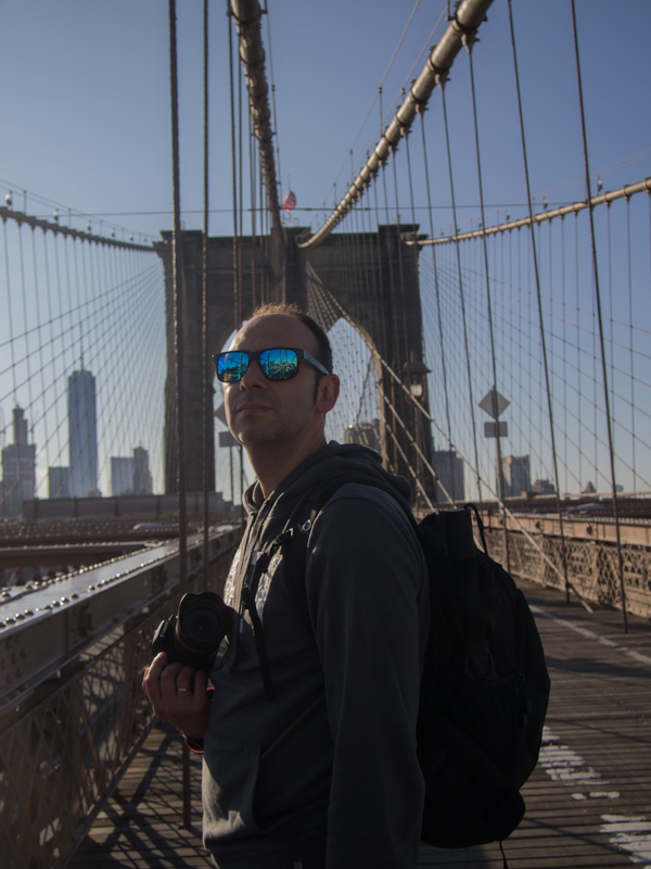 Sergio cruzando el Puente de Brooklyn en Nueva York