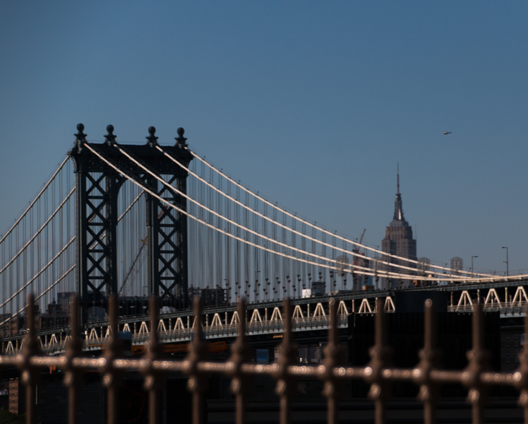 puente de Brooklyn con el Empire State en Nueva York