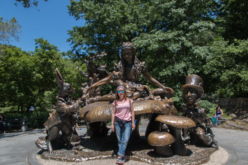 Lidia en la estatua de Alicia en el País de las Maravillas del Central Park de Nueva York