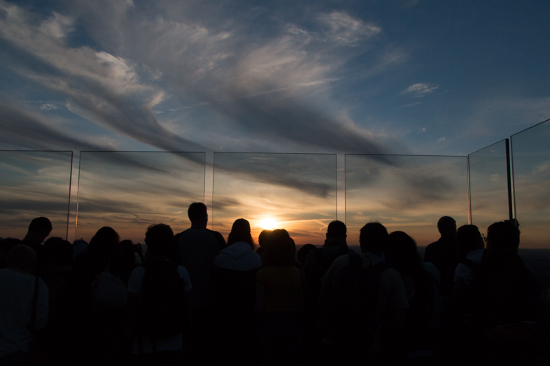 gente viendo puesta de sol desde el TOR de Nueva York