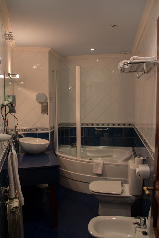 baño de la suite del Hotel Rural Cela en Belmonte de Miranda