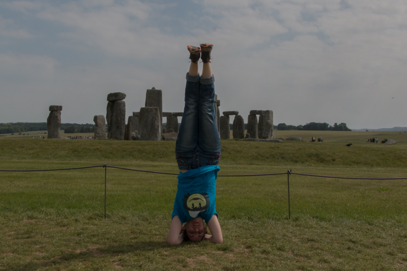 Lidia haciendo yoga en Stonehenge