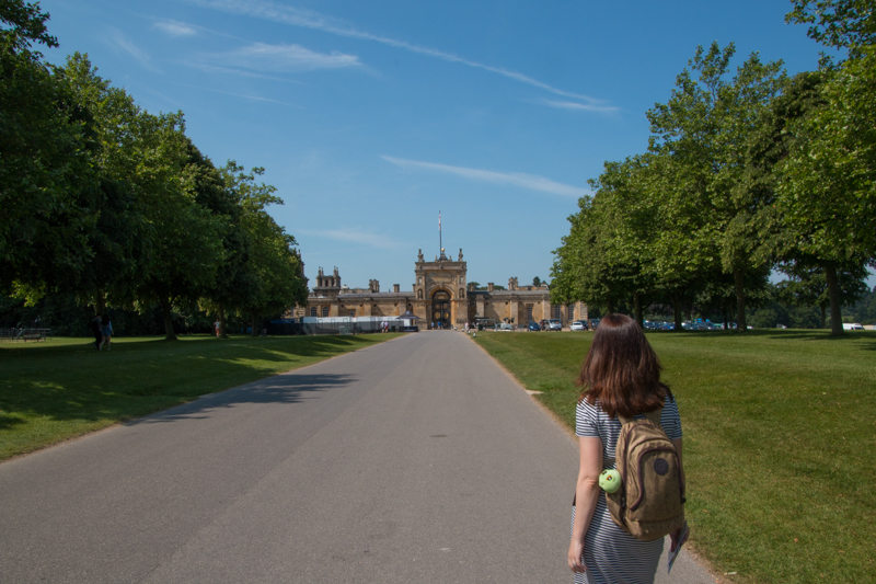 Lidia caminando hacia Blenheim Palace