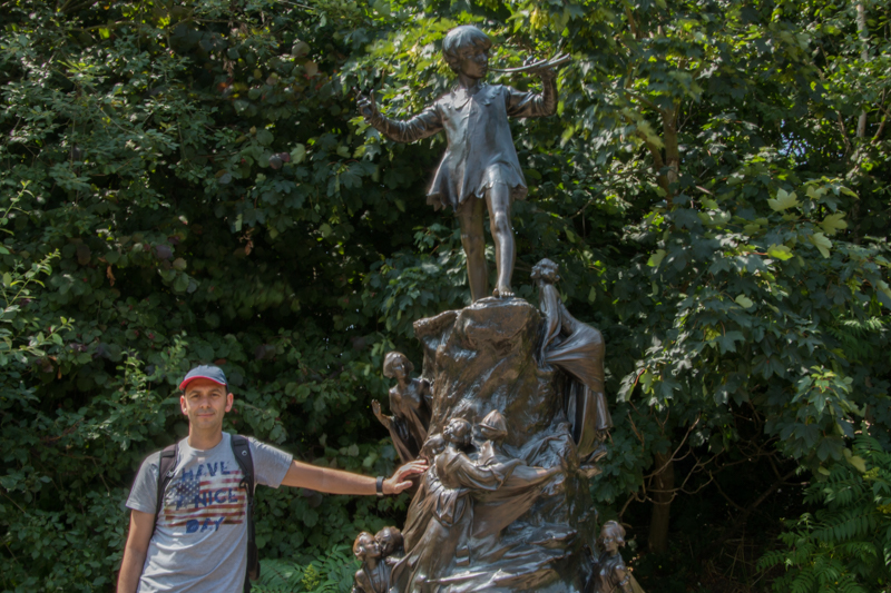 Sergio en la estatua de Peter Pan